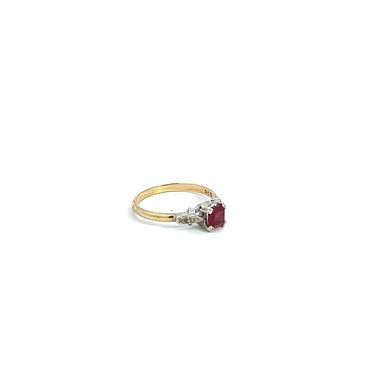 9Ct Yellow Gold Red Gemstone Ring