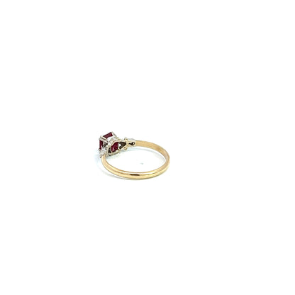 9Ct Yellow Gold Red Gemstone Ring