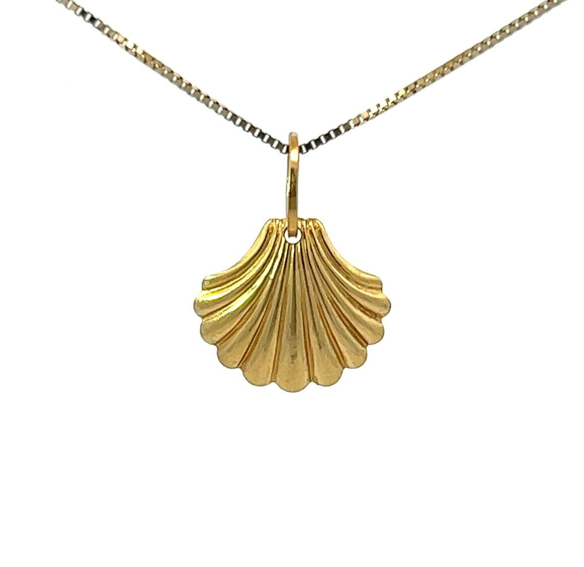 18Ct Yellow Gold Seashell Pendant