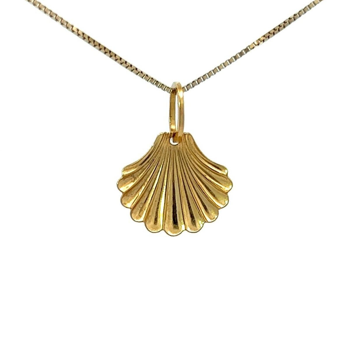 18Ct Yellow Gold Seashell Pendant