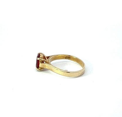 9Ct Yellow Gold Red Gemstone Ring