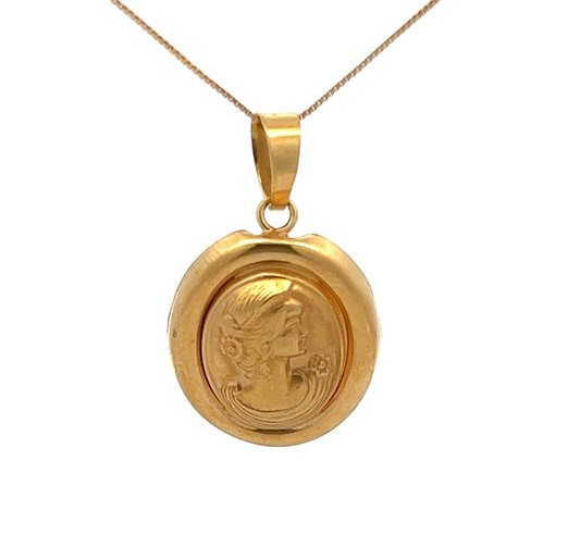 18Ct Yellow Gold Victorian Queen Pendant