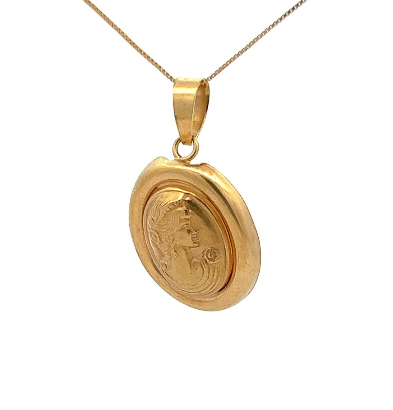 18Ct Yellow Gold Victorian Queen Pendant