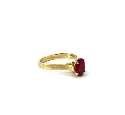 9Ct Yellow Gold Red Gemstone Ring